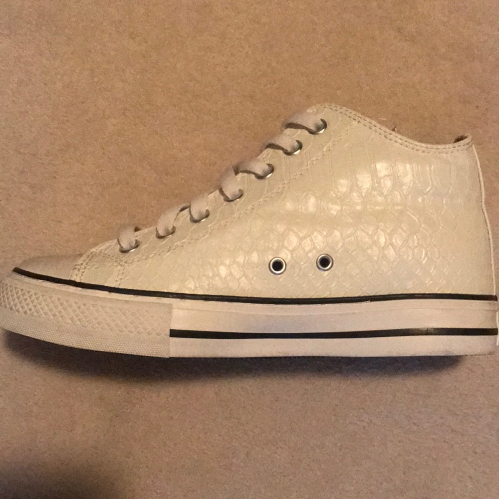 Brand New iiJin Alligator sneakers